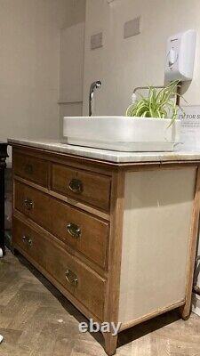 Bathroom vanity unit with sink