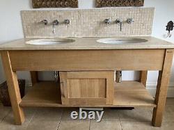 Bathroom vanity unit with sink