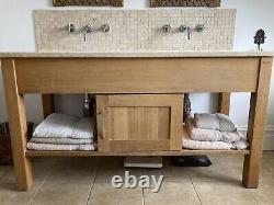 Bathroom vanity unit with sink