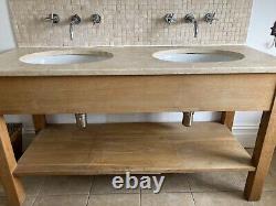 Bathroom vanity unit with sink