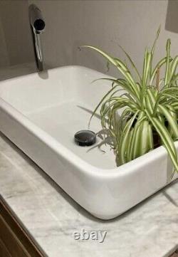 Bathroom vanity unit with sink