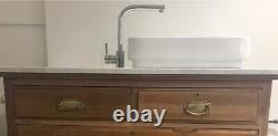 Bathroom vanity unit with sink