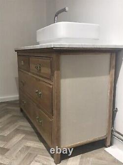 Bathroom vanity unit with sink