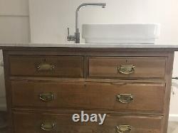 Bathroom vanity unit with sink