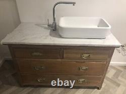 Bathroom vanity unit with sink