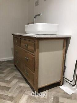 Bathroom vanity unit with sink