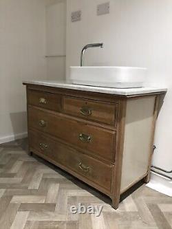 Bathroom vanity unit with sink