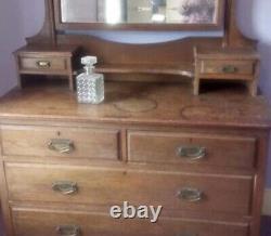 Bathroom vanity unit with sink